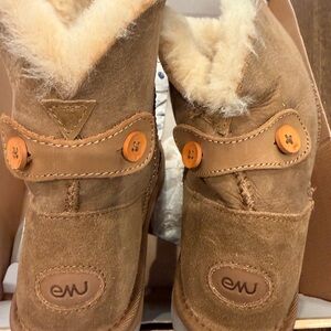 Emu Australia Tan Sheepskin Boots w/ Plush Lining *BRAND NEW, NEVER WORN* SZ 9